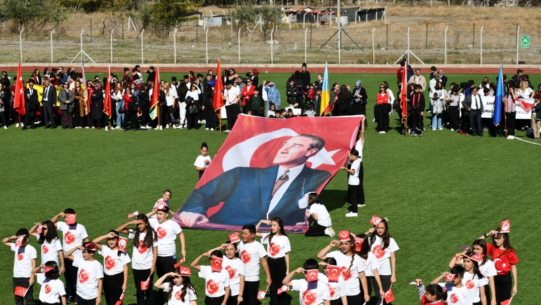 İLÇEMİZDE CUMHURİYET BAYRAMI'NIN 101. YIL DÖNÜMÜ BÜYÜK BİR COŞKUYLA KUTLANDI.